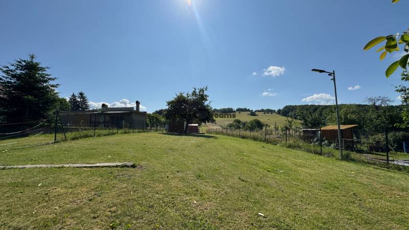 NA PREDAJ krásny pozemok pre váš nový Dom alebo Chalupu - Rozľahlé pozemky na bývanie v Novej Bani s výhľadom na zelené polia a stromy.