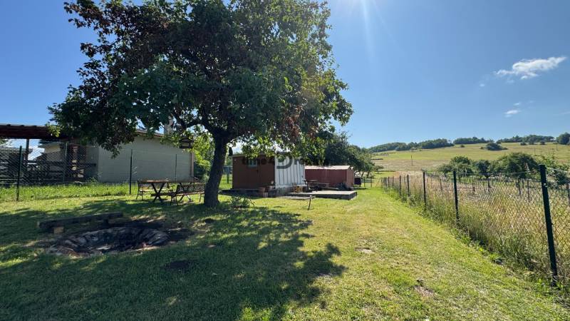 NA PREDAJ krásny pozemok pre váš nový Dom alebo Chalupu - Pozemok v Novej Bani s altánkom, ohniskom a trávnatou plochou, ideálny na bývanie.