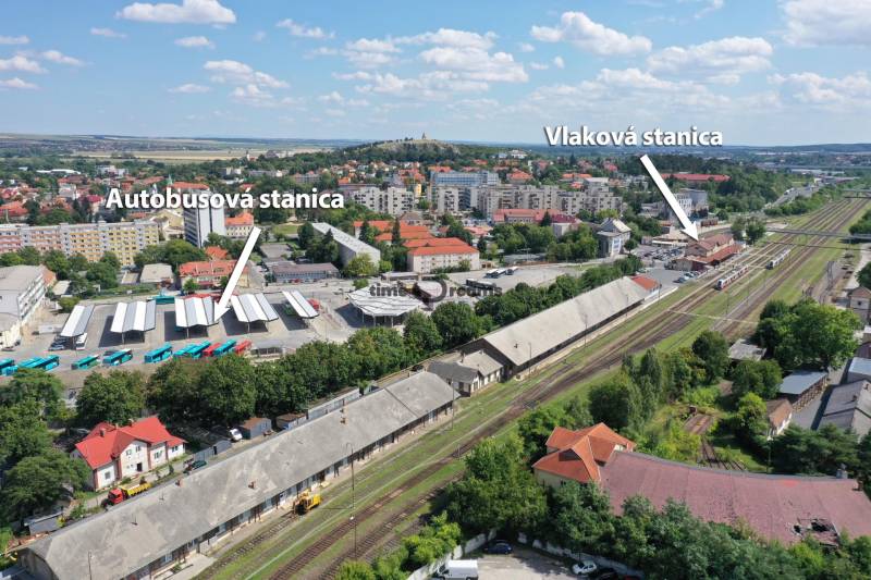 NA PRENÁJOM skladové priestory - areál v centre Nitry - Výhľad na autobusovú a vlakovú stanicu v Nitre na Železničiarskej, obklopené zeleňou.