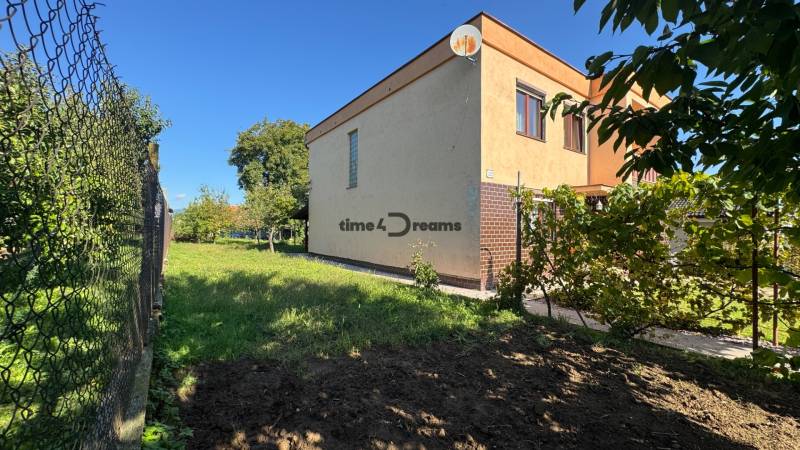 NA PREDAJ 5 izbový rodinný dom v obci Urmince - Topoľčany  - Rodinný dom v Urminciach obklopený záhradou a oplotením.
