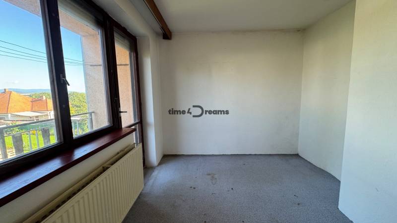 NA PREDAJ 5 izbový rodinný dom v obci Urmince - Topoľčany  - Prázdna miestnosť s výhľadom vo rodinnom dome v Urminciach.