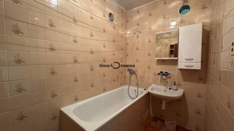 NA PREDAJ 5 izbový rodinný dom v obci Urmince - Topoľčany  - Kúpeľňa v rodinnom dome s vaňou a dlažbou na stenách.