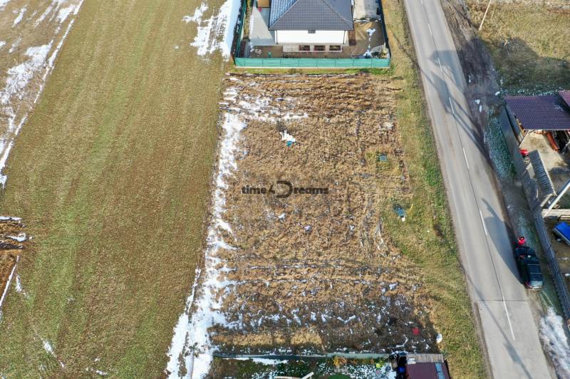 NA PREDAJ Stavebný pozemok v obci Golianovo - Pozemky na bývanie v Golianove, pri ceste vedľa rodinného domu.