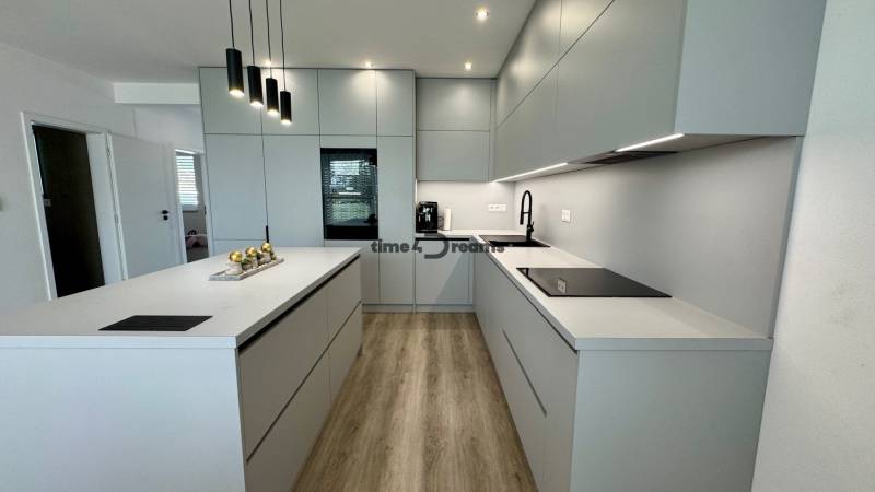 NA PREDAJ 4 izbový rodinný dom Štitáre NITRA - Sivá kuchyňa s ostrouhom, podlaha s dreveným dekorom, zabudované spotrebiče v Rodinnom dome.