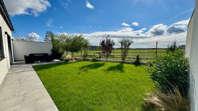 NA PREDAJ 4 izbový rodinný dom Štitáre NITRA - Rodinný dom v Štitároch s terasou, záhradou a výhľadom na okolitú krajinu.