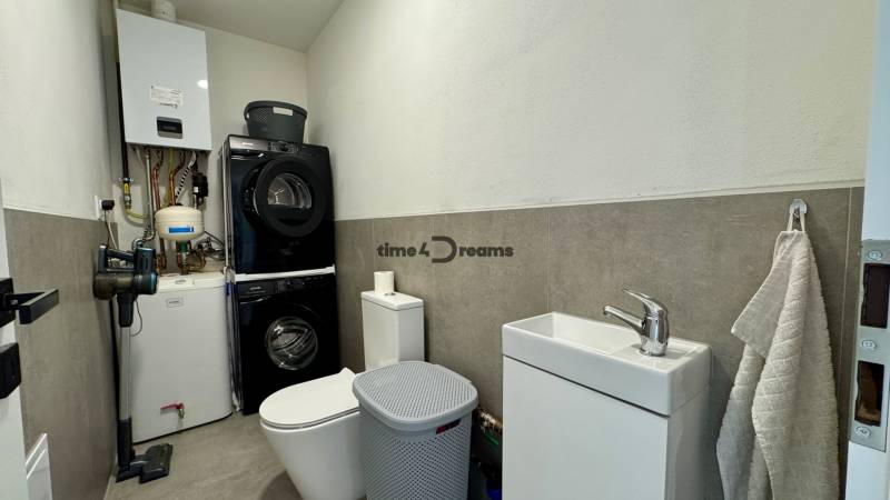 NA PREDAJ 4 izbový rodinný dom Štitáre NITRA - Kúpeľňa v rodinnom dome s práčkou, umývadlom, kotlom a úložnými priestormi.