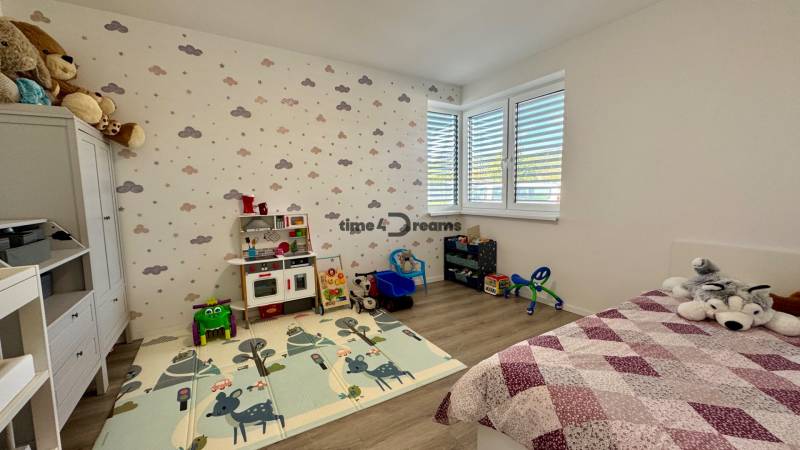 NA PREDAJ 4 izbový rodinný dom Štitáre NITRA - Detská izba s hračkami, dekoračné tapety a podlaha s dreveným dekorom v rodinnom dome.