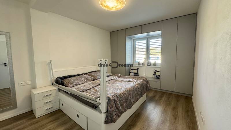 NA PREDAJ 4 izbový rodinný dom Štitáre NITRA - Spálňa v rodinnom dome so vstavanými skriňami a podlahou s dreveným dekorom.