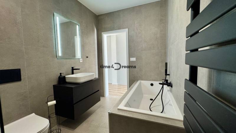 NA PREDAJ 4 izbový rodinný dom Štitáre NITRA - Kúpeľňa v rodinnom dome s vaňou, umývadlom a decentnými sivými obkladmi.