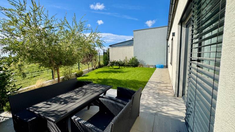 NA PREDAJ 4 izbový rodinný dom Štitáre NITRA - Záhrada rodinného domu v Štitároch s terasou a záhradným nábytkom.