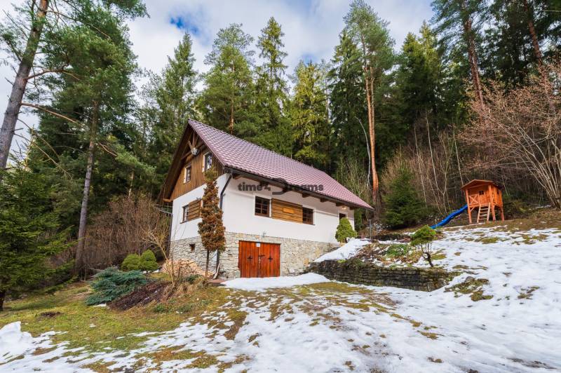 NA PREDAJ Chalúpka na Oravskej Priehrade NÁMESTOVO - Chata na slanickej osade v Námestove, obklopená stromami a zasneženou krajinou.