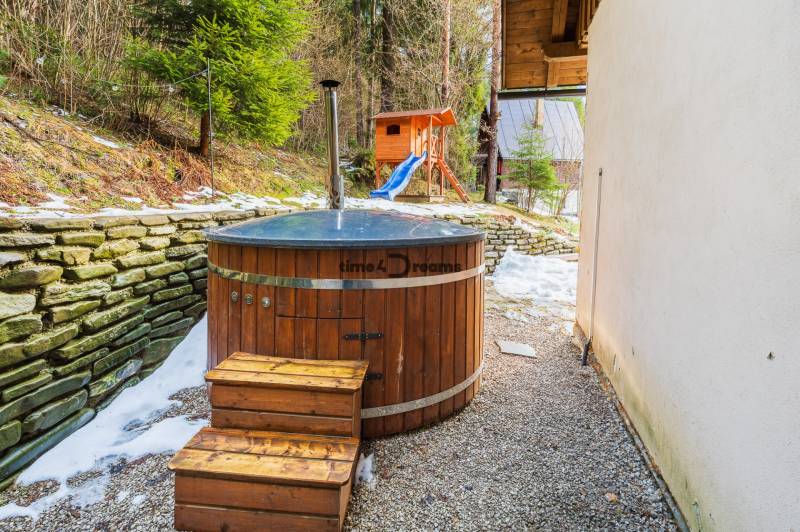 NA PREDAJ Chalúpka na Oravskej Priehrade NÁMESTOVO - V exteriéri chaty na slanickej osade v Námestove je drevená kaďa a detské ihrisko.