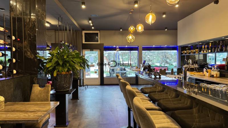 ODSTÚPENIE Gastro prevádzky na Námestí v Nitre - Gastro priestory s barom a čalúnenými stoličkami, drevený dekor, príjemná atmosféra.