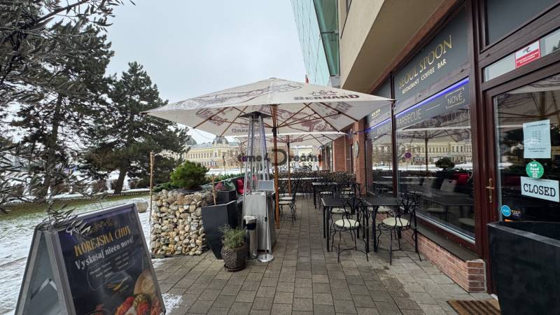 ODSTÚPENIE Gastro prevádzky na Námestí v Nitre - Gastro priestory na Svätoplukovom námestí v Nitre so zimnou záhradou a vonkajším sedením.