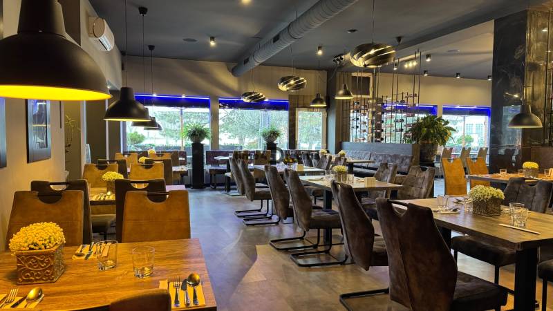 ODSTÚPENIE Gastro prevádzky na Námestí v Nitre - Reštaurácia s podlahou s dreveným dekorom, štýlovým osvetlením a dekoráciami v gastro priestoroch.