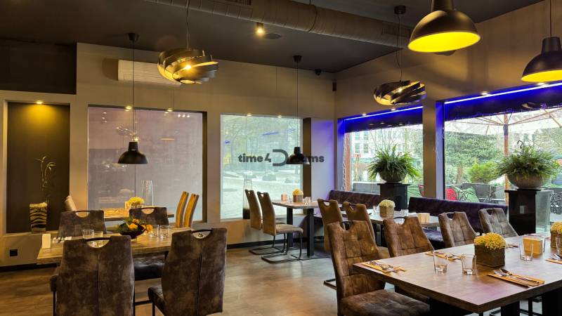 ODSTÚPENIE Gastro prevádzky na Námestí v Nitre - Interiérové gastro priestory s dekoratívnym osvetlením, podlaha s dreveným dekorom, elegantné zariadenie.