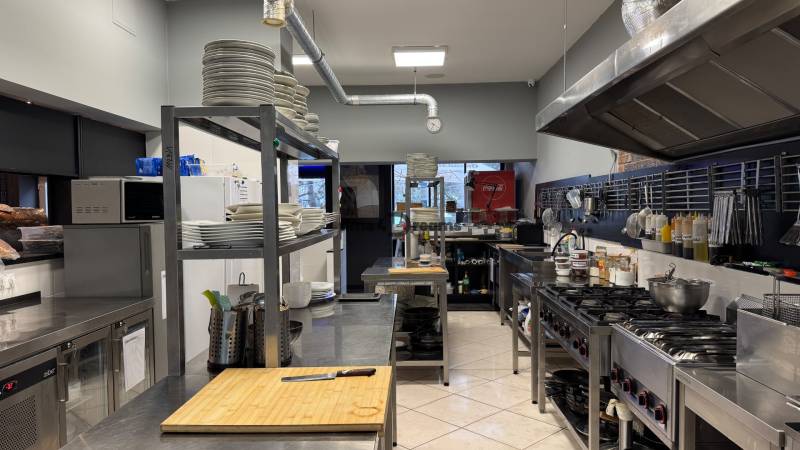 ODSTÚPENIE Gastro prevádzky na Námestí v Nitre - Profesionálna kuchyňa s nerezovými pultmi a sporáky v gastro priestoroch.