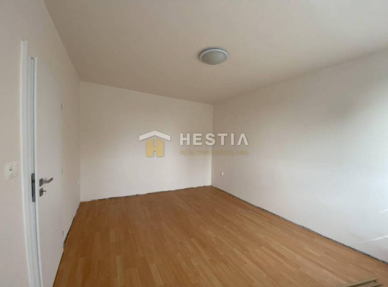 NA PRENÁJOM zrekonštruovaný 1-IZB.BYT, Štefánikova ul., Senica - Prázdna miestnosť v 1-izbovom byte s podlahou s dreveným dekorom a stropným svietidlom.