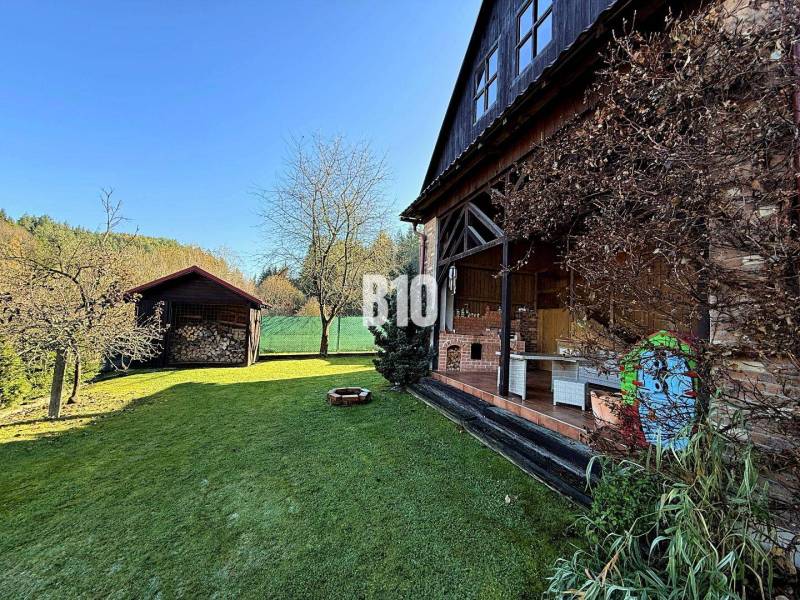 Zaujímavý rodinný dom s veľkým pozemkom, krásnou záhradou a bohatým pr - Rodinný dom v Lietave s rozsiahlym záhradným dvorom a altánkom na drevo.