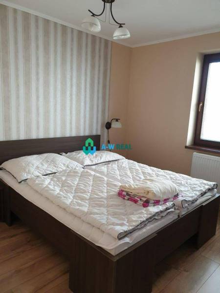 Apartmánový dom na predaj blízko termálneho kúpaliska - Spálňa s posteľou, pruhovanou tapetou, s výhľadom na ulici neuvedené v obchodné priestory.