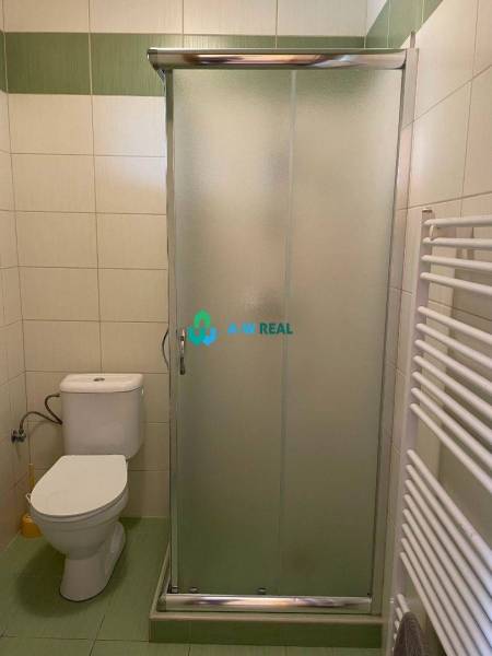 Apartmánový dom na predaj blízko termálneho kúpaliska - Kúpeľňa so sprchou, toaletou a rebríkovým radiátorom, vhodná do obchodných priestorov na ulici neuvedené.