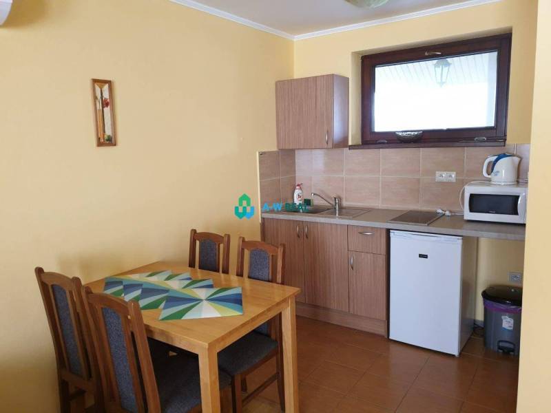 Apartmánový dom na predaj blízko termálneho kúpaliska - Interiér kuchyne na ulici neuvedené, s dreveným nábytkom a obchodnými priestormi.