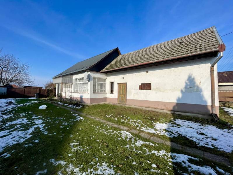 VRAKÚŇ –VEĽKÝ STAVEBNÝ POZEMOK (24 ÁROV) SO STARÝM RODINNÝM DOMOM NA P - Rodinný dom v obci Vrakúň s dvorom, trávnikom a zvyšným snehom, kategória Pozemky - bývanie.