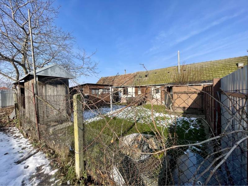 VRAKÚŇ –VEĽKÝ STAVEBNÝ POZEMOK (24 ÁROV) SO STARÝM RODINNÝM DOMOM NA P - Snežný dvor pri rodinnom dome vo Vrakúni s drevenou kôlňou obohnanou plotom.