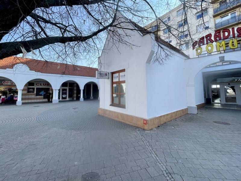 DUNASJKÁ STREDA – OBCHODNÁ BUDOVA PRIAMO V CENTRE MESTA - Obchodné priestory na Námestí Ármina Vámbéryho v Dunajskej Strede s arkádami a stromami.