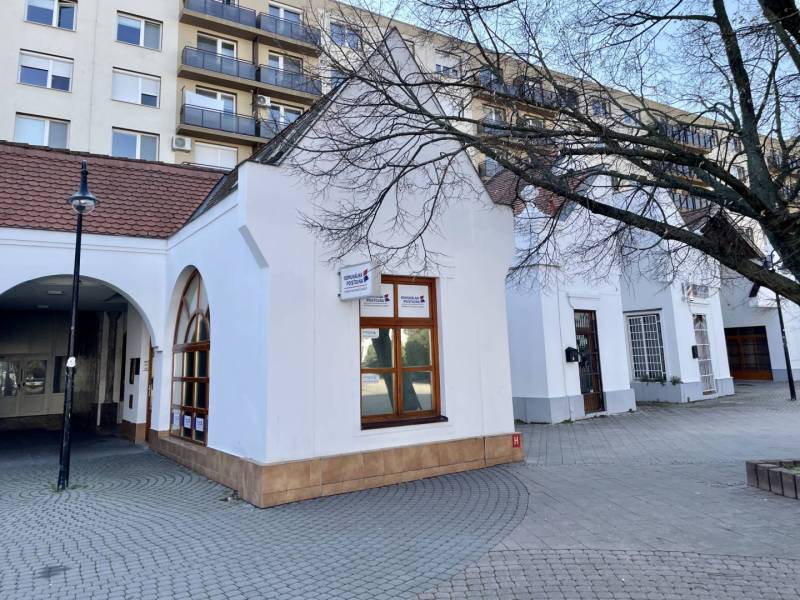 DUNASJKÁ STREDA – OBCHODNÁ BUDOVA PRIAMO V CENTRE MESTA - Obchodné priestory na Námestí Ármina Vámbéryho v Dunajskej Strede s dlažobnými kockami.