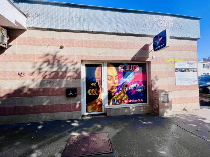 Obchodný priestor na prenájom v srdci Dunajskej Stredy - Obchodné priestory na Námestí Ármina Vámbéryho v Dunajskej Strede s reklamou klubu.