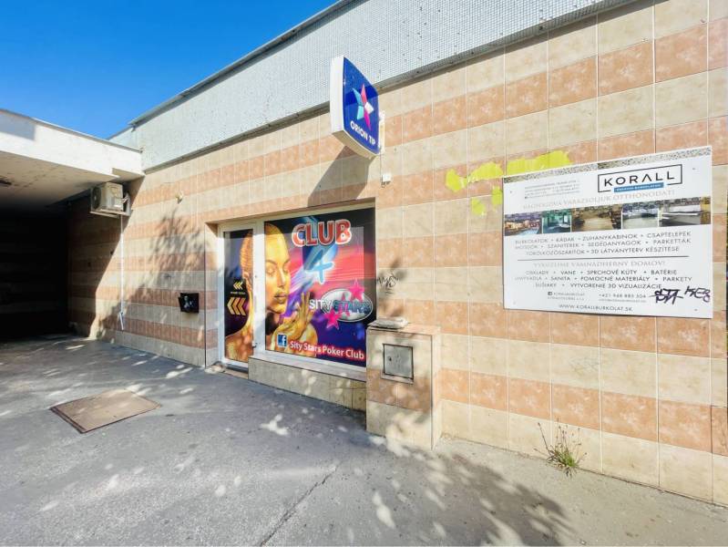 Obchodný priestor na prenájom v srdci Dunajskej Stredy - Exteriér obchodných priestorov na Námestí Ármina Vámbéryho v Dunajskej Strede.