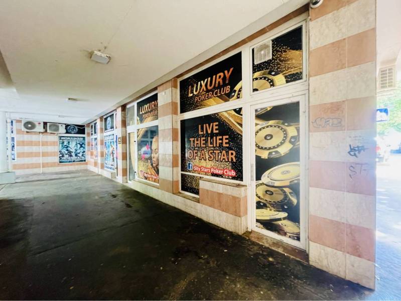 Obchodný priestor na prenájom v srdci Dunajskej Stredy - Obchodné priestory na Námestí Ármina Vámbéryho v Dunajskej Strede s reklamnými pútačmi.