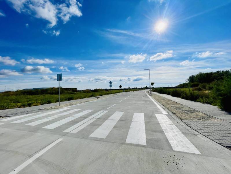 DUNAJSKÁ STREDA – SLNEČNÉ STAVEBNÉ POZEMKY NA PREDAJ V PROJEKTE VINICA - Slnkom zaliata cesta v Dunajskej Strede, pod Pozemkami - bývanie, bez áut a ľudí.