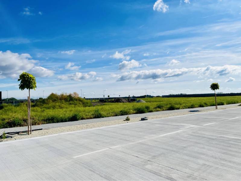 DUNAJSKÁ STREDA – SLNEČNÉ STAVEBNÉ POZEMKY NA PREDAJ V PROJEKTE VINICA - Pozemky - bývanie v Dunajskej Strede so spevnenou plochou a vysadenými stromami.