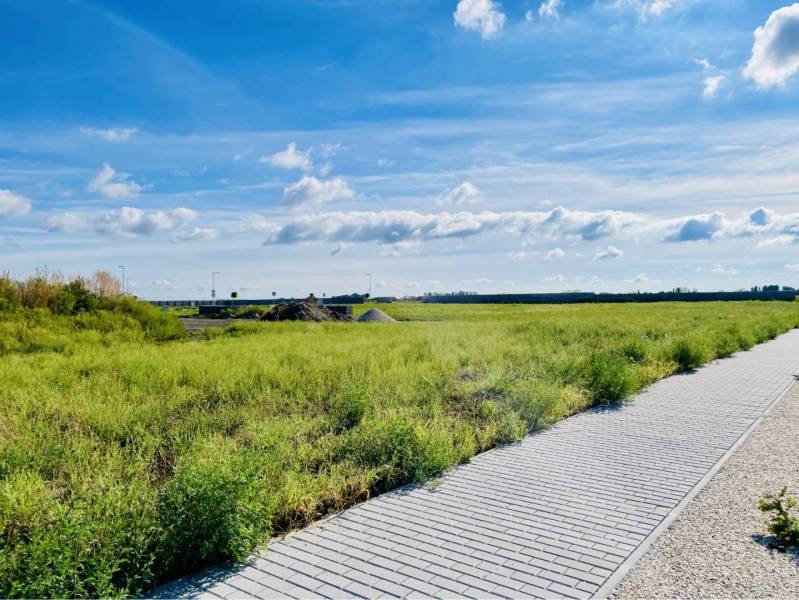 DUNAJSKÁ STREDA – SLNEČNÉ STAVEBNÉ POZEMKY NA PREDAJ V PROJEKTE VINICA - Pozemky - bývanie v Dunajskej Strede, neuvedená ulica. Súkromné stavebné pozemky s chodníkom.