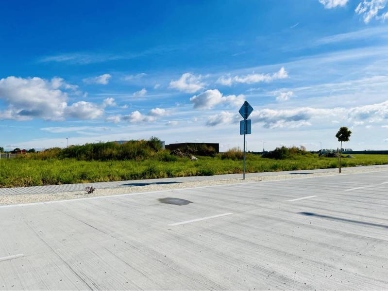 DUNAJSKÁ STREDA – SLNEČNÉ STAVEBNÉ POZEMKY NA PREDAJ V PROJEKTE VINICA - Parkovisko vedľa zelene na pozemkoch na bývanie v Dunajskej Strede.