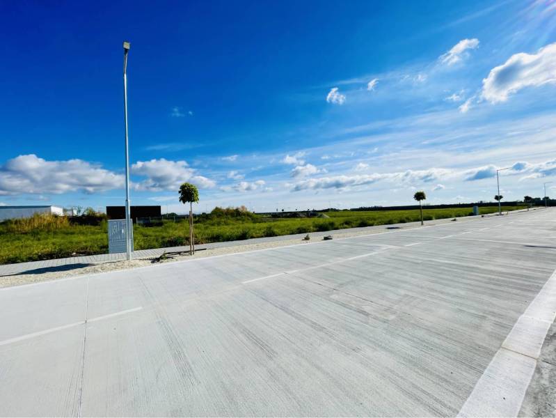 DUNAJSKÁ STREDA – SLNEČNÉ STAVEBNÉ POZEMKY NA PREDAJ V PROJEKTE VINICA - Pozemky - bývanie v Dunajskej Strede s betónovou cestou a novými stromami.