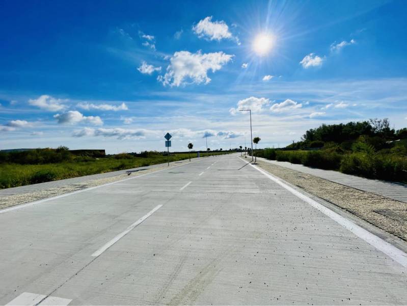 DUNAJSKÁ STREDA – SLNEČNÉ STAVEBNÉ POZEMKY NA PREDAJ V PROJEKTE VINICA - Slnečný deň na ceste v Dunajskej Strede, obklopená zeleňou, pozemky - bývanie.