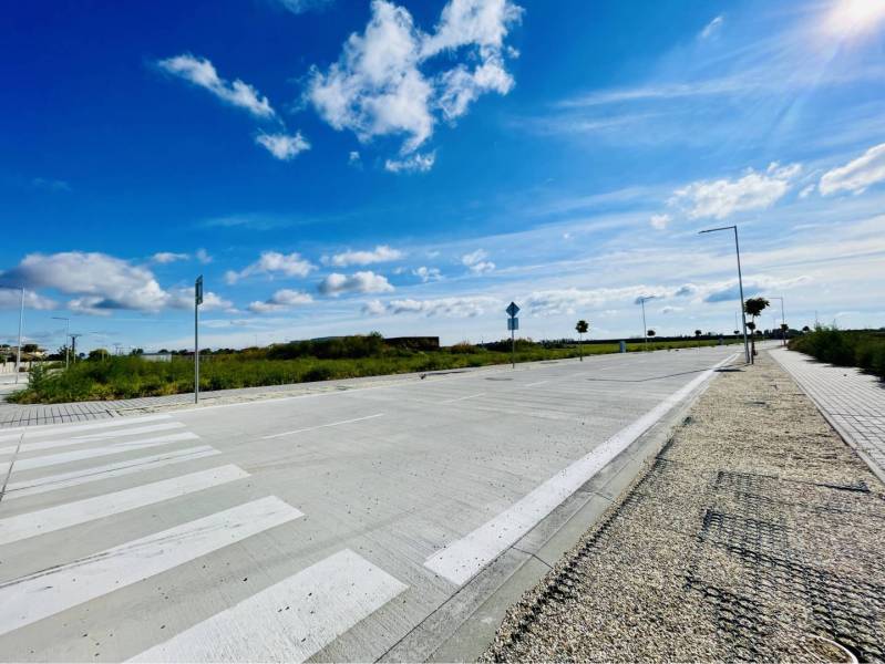 DUNAJSKÁ STREDA – SLNEČNÉ STAVEBNÉ POZEMKY NA PREDAJ V PROJEKTE VINICA - Cesta a chodník v Dunajskej Strede, pozemky - bývanie, neuvedená ulica pod modrou oblohou.