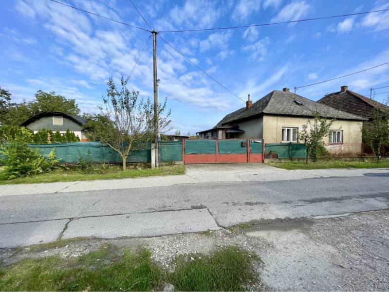 JAHODNÁ – STARÝ RODINNÝ DOM S PEKNÝM STAVEBNÝM POZEMKOM NA PREDAJ - Rodinný dom v Jahodnej s jednoduchou fasádou a záhradou za plotom.