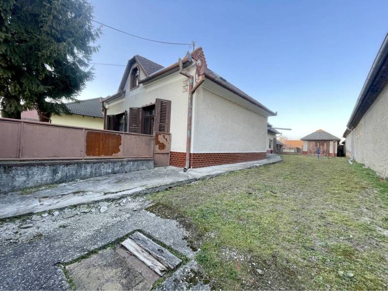 TOPOĽNÍKY – 4-IZBOVÝ RODINNÝ DOM NA PREDAJ NA 14 ÁROVOM POZEMKU - Rodinný dom na Hlavnej ulici v Topoľníkoch s priestranným dvorom a altánkom.