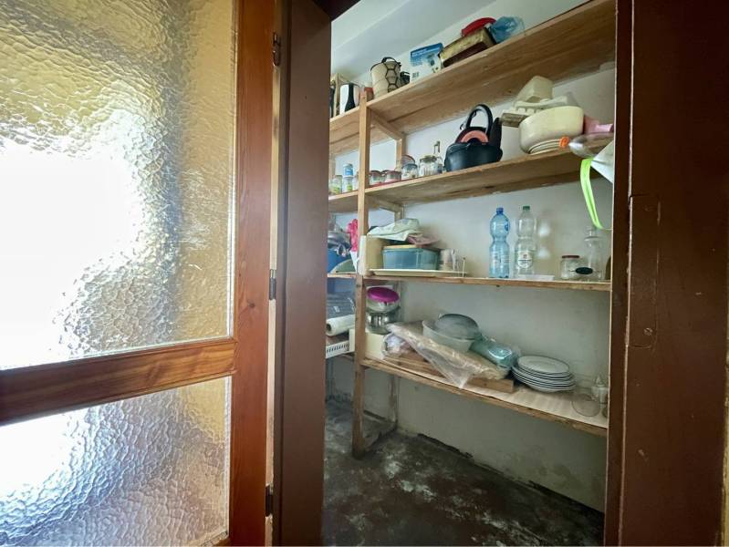 TOPOĽNÍKY – 4-IZBOVÝ RODINNÝ DOM NA PREDAJ NA 14 ÁROVOM POZEMKU - Špajza s policami a rôznym kuchynským náradím v rodinnom dome.