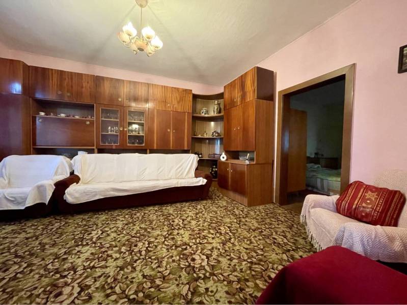 TOPOĽNÍKY – 4-IZBOVÝ RODINNÝ DOM NA PREDAJ NA 14 ÁROVOM POZEMKU - Obývačka s kvetovaným kobercom a retro nábytkom v rodinnom dome.