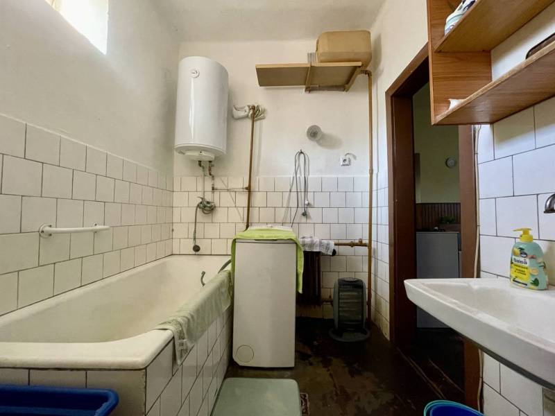 TOPOĽNÍKY – 4-IZBOVÝ RODINNÝ DOM NA PREDAJ NA 14 ÁROVOM POZEMKU - Kúpeľňa v rodinnom dome s vaňou, bojlerom, umývadlom a práčkou.