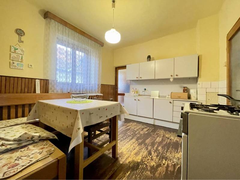 TOPOĽNÍKY – 4-IZBOVÝ RODINNÝ DOM NA PREDAJ NA 14 ÁROVOM POZEMKU - Kuchyňa v rodinnom dome s kuchynskou linkou a podlahou s dreveným dekorom.