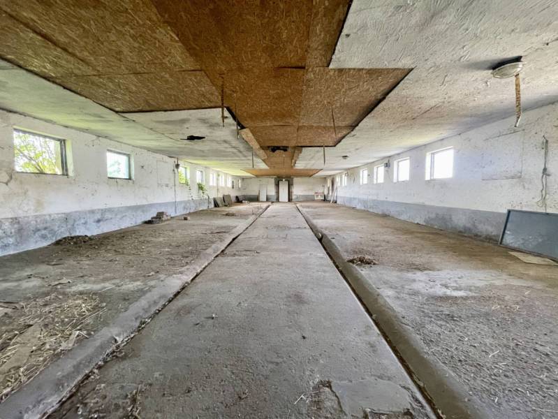 Kostolné Kračany - skladové - prevádzkové priestory na predaj za cenu  - Opustené výrobné priestory s poškodeným stropom a radom okien.