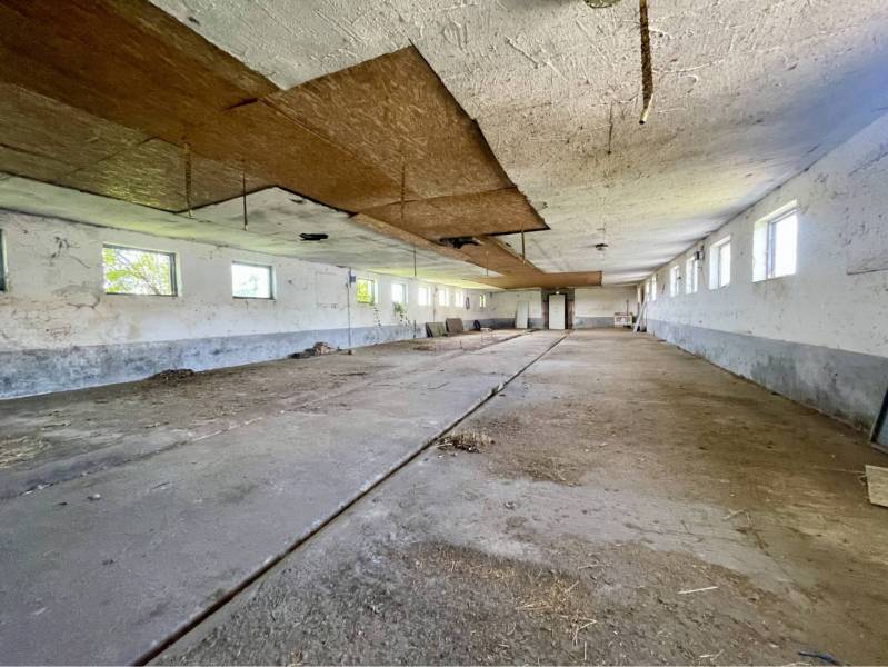 Kostolné Kračany - skladové - prevádzkové priestory na predaj za cenu  - Opustené výrobné priestory s poškodeným stropom a betónovou podlahou.