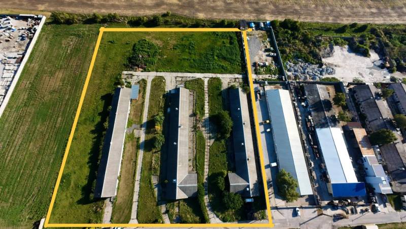 Kostolné Kračany - skladové - prevádzkové priestory na predaj za cenu  - Letecký pohľad na sklady a haly v Kostolných Kračanoch na Amadeho Kračany.