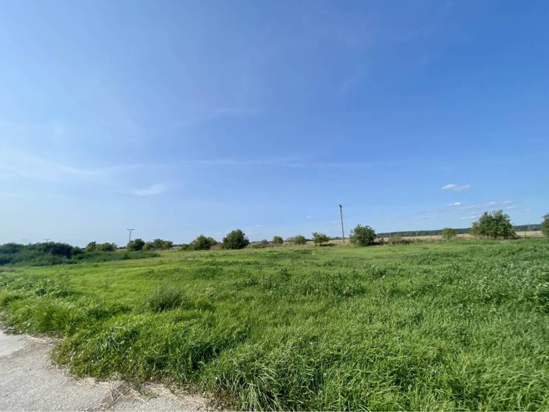 Kostolné Kračany - skladové - prevádzkové priestory na predaj za cenu  - Trávnatá plocha v Kostolných Kračanoch, Amadeho Kračany, vhodná pre výrobné priestory.